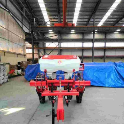 玉米免耕機使用機械代替原來的人工播種，施肥，耕地等步驟，一步完成。